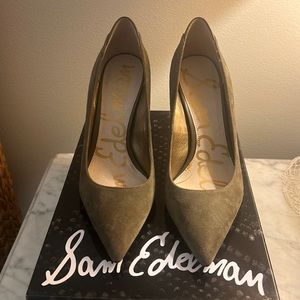 Sam Edelman moss green suede pumps. Heel is 3.75 inches tall at back. EUC